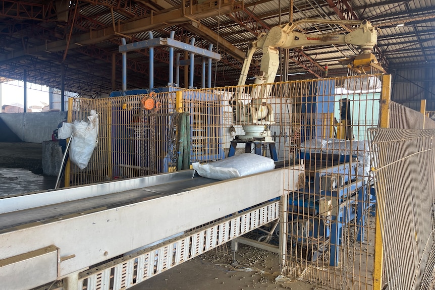 Image of a machine with a bag on the conveyor belt.