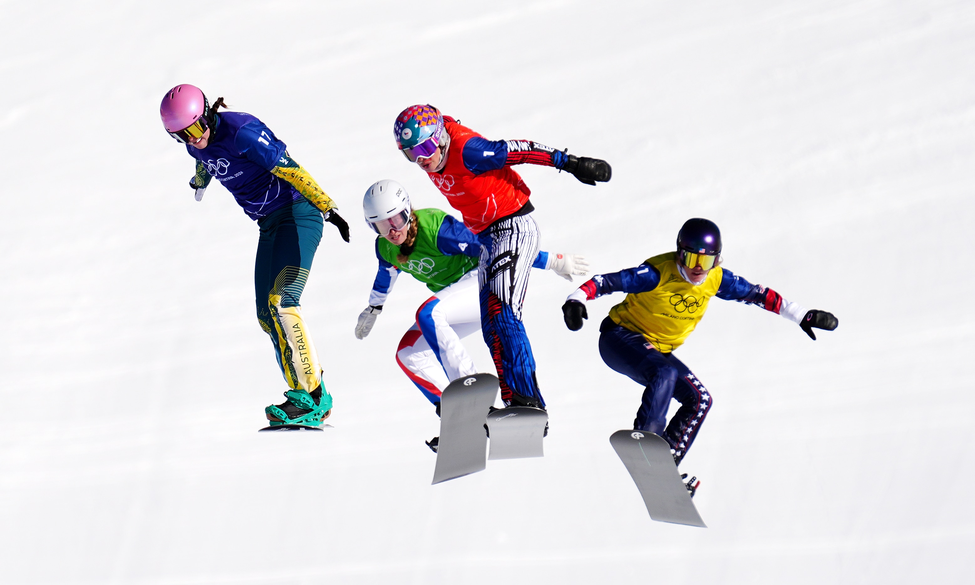 Josie Baff compite en snowboard cross