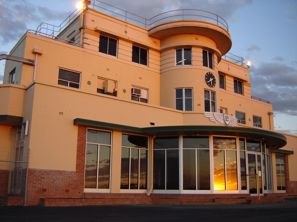 Аэропорт Арчерфилда показывает художественную историю Брисбена.