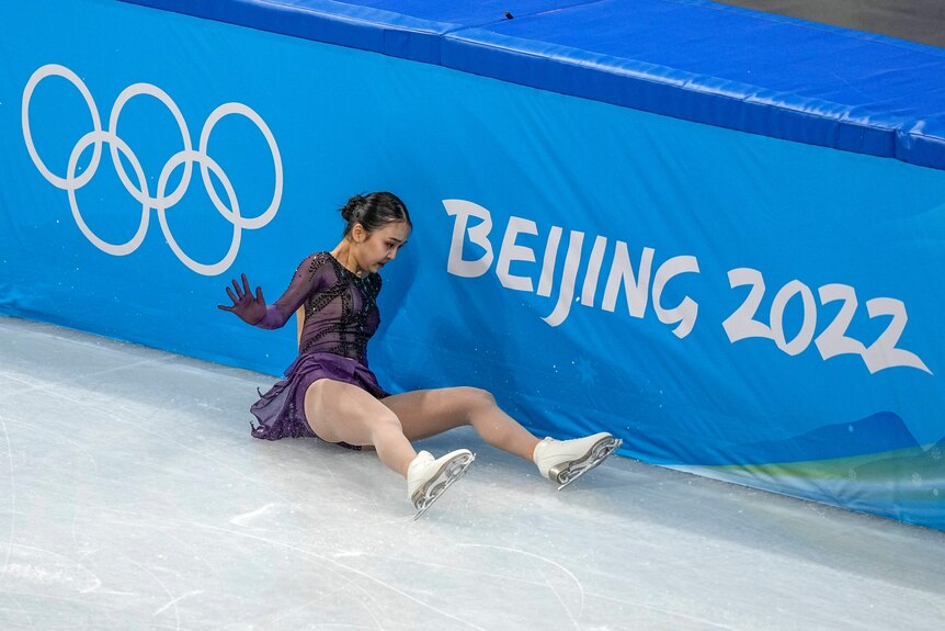 Zhu Yi falls on the ice.  