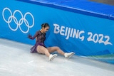 Zhu Yi falls on the ice.  