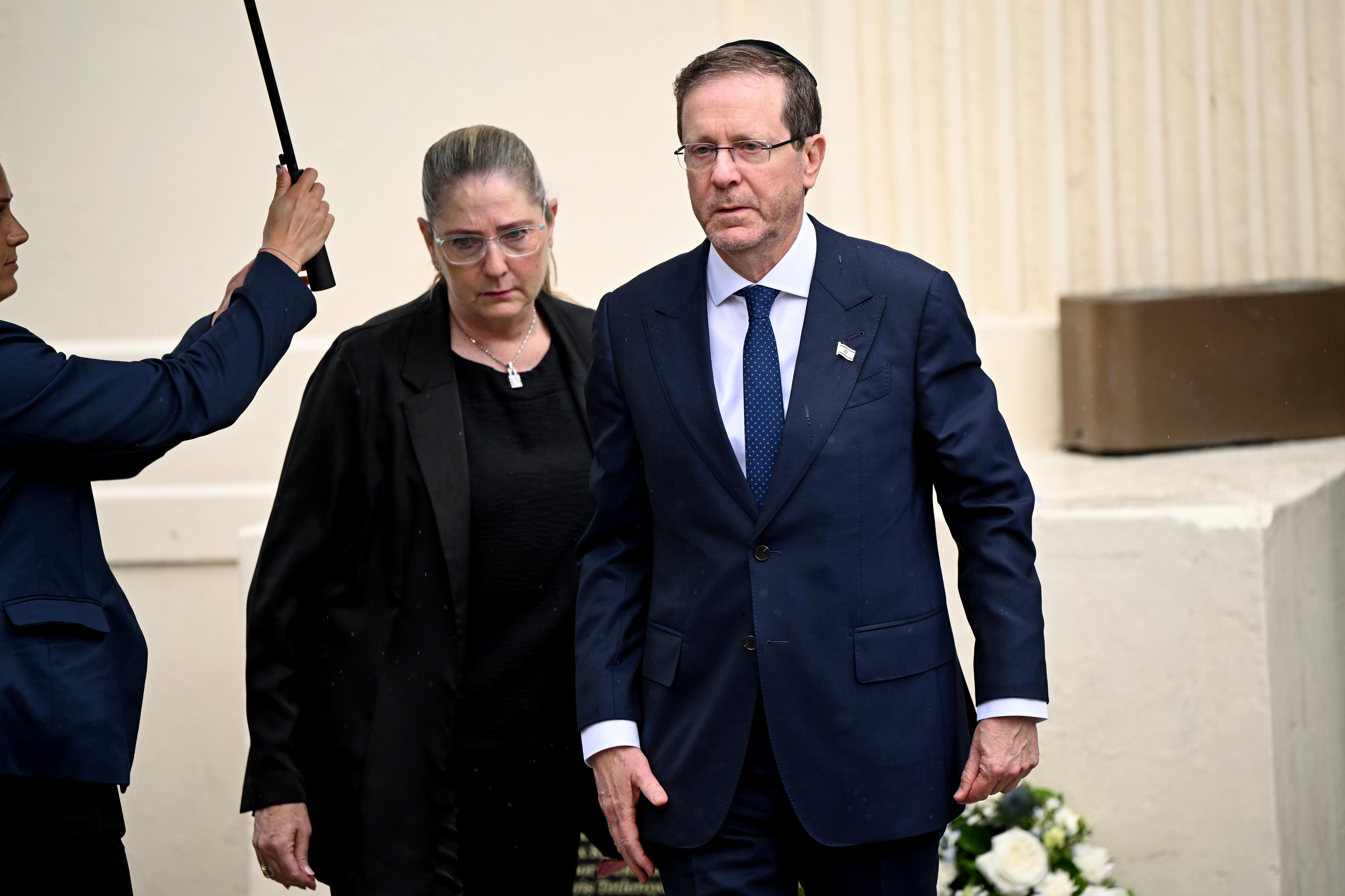 Isaac Herzog lays wreath at Bondi to commemorate victims of antisemitic attack