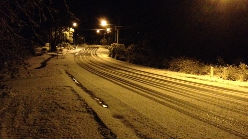 Snow on Olinda Grove, Mt Nelson