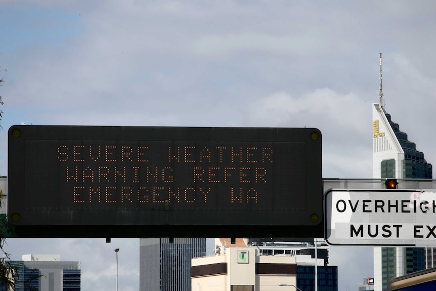 An LED sign above the Mitchell Freeway southbound before Perth city says SEVERE WEATHER WARNING
