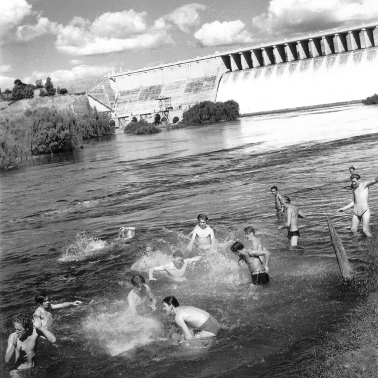 Migrants swimming in the Murray River near Albury after arriving in Australia post-Second World War