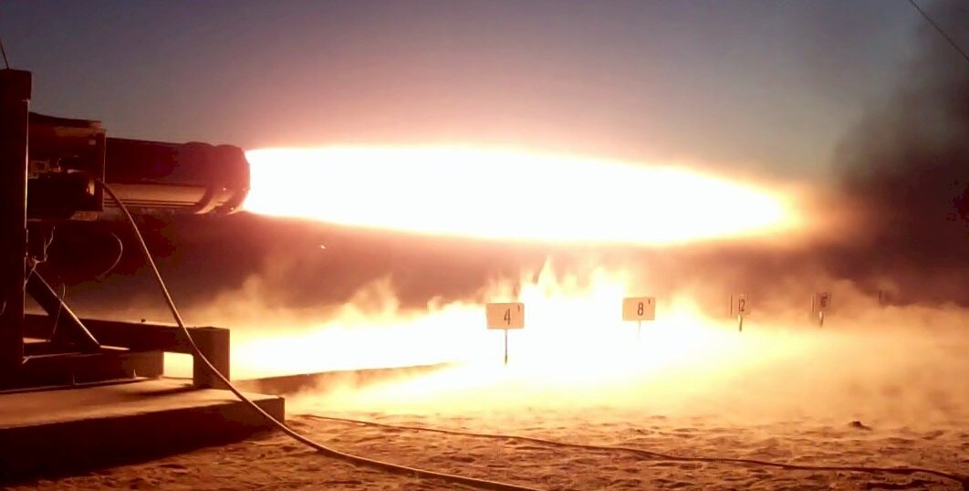 Струя ракетного двигателя. Ракетное сопло. Огонь из сопла ракеты. Реактивная струя ракеты. Огни святого эльма на самолете.