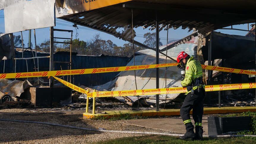 Un atelier de pneus de Weston détruit et des maisons sauvées alors que les pompiers combattent les feux de brousse dans la région de NSW Hunter