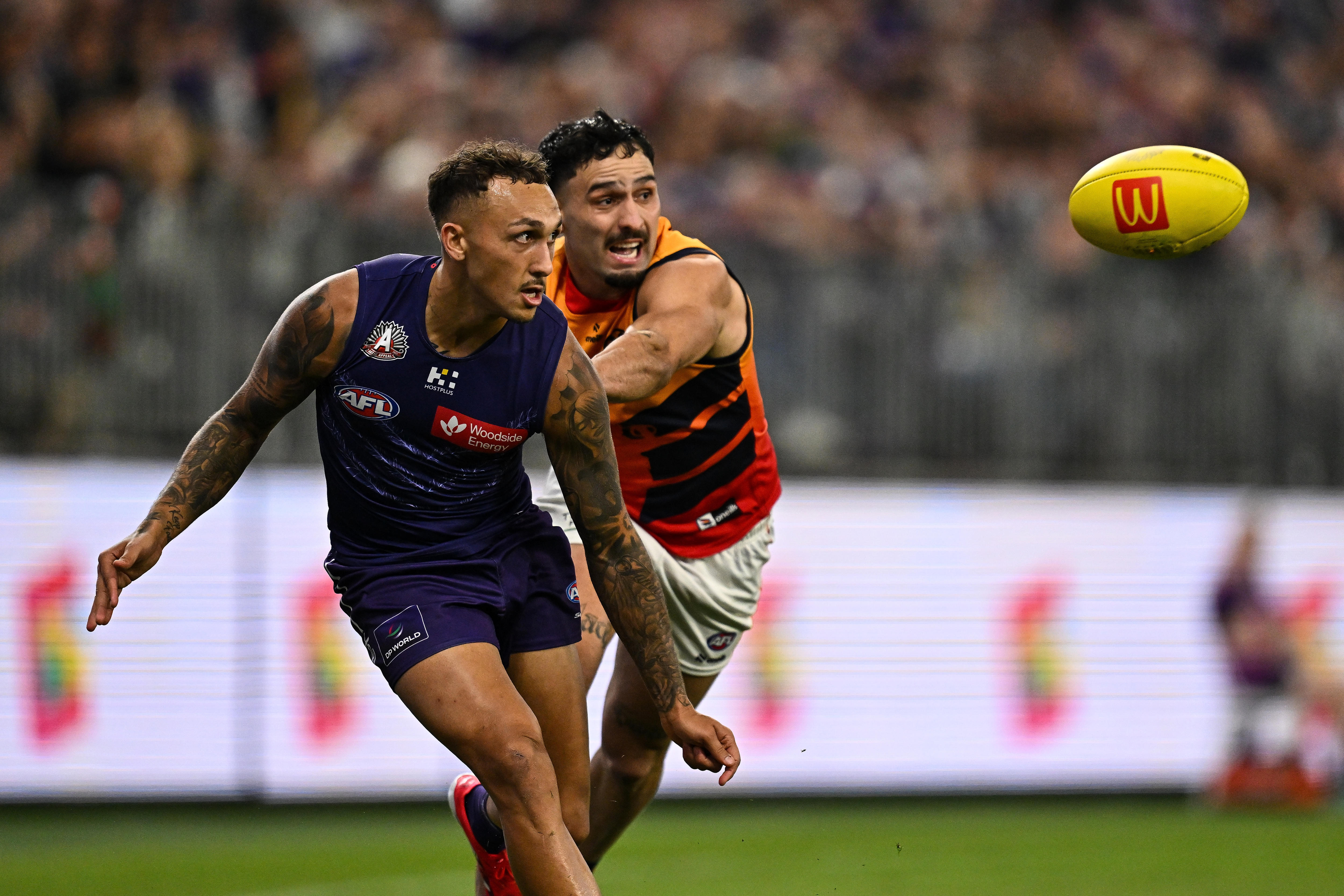 Live: Fremantle and Adelaide meet in blockbuster clash to open round 23