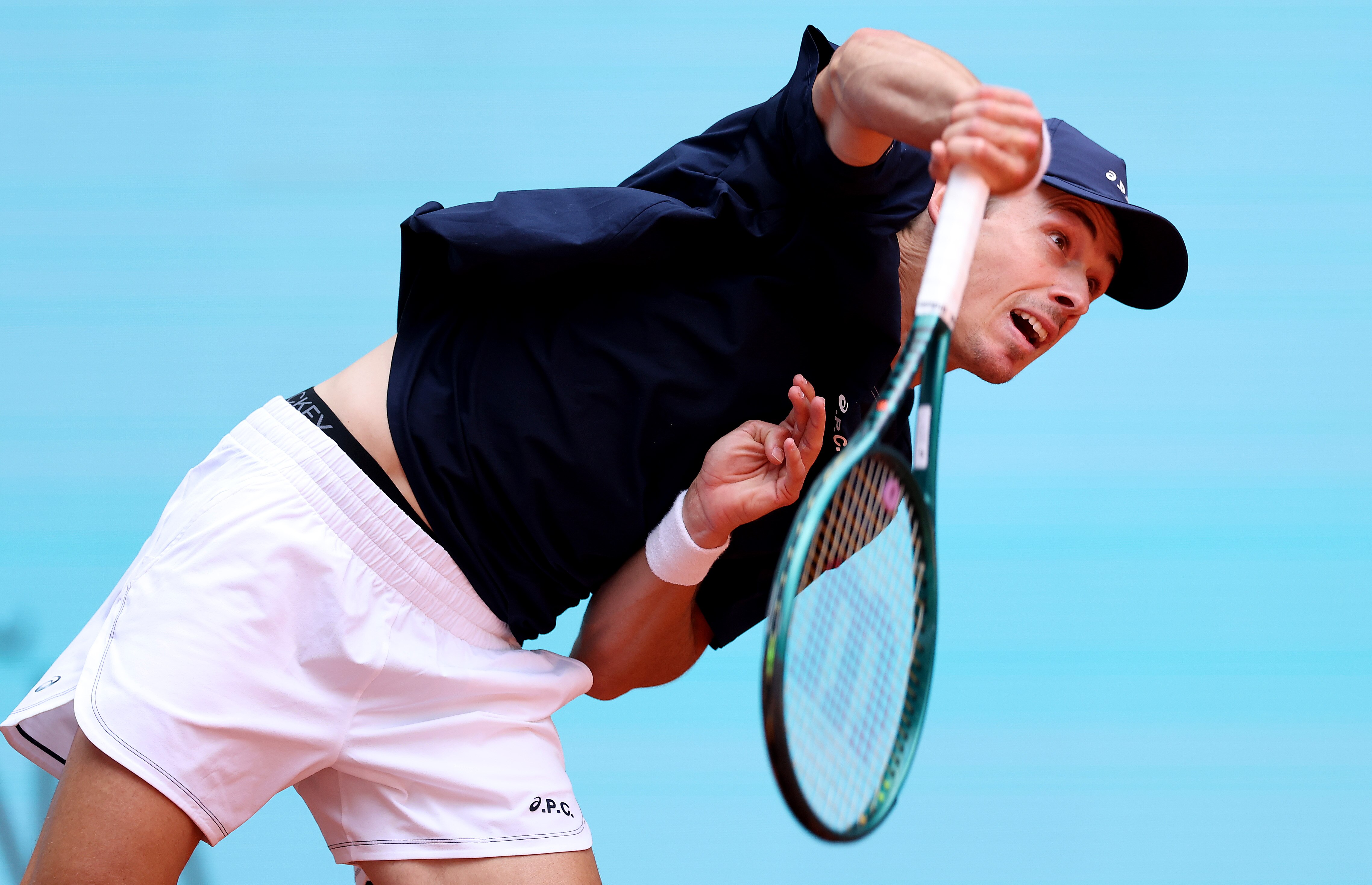 Alex de Minaur departs Madrid Open after straight-sets loss. Iga Świątek beats Madison Keys