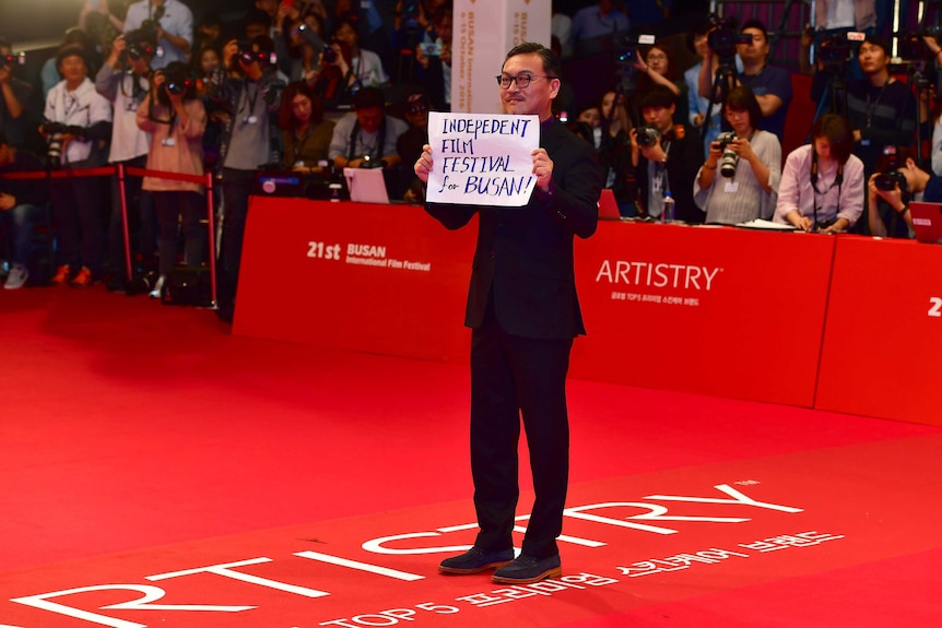 Train to Busan star Kim Ui-seong holds #ISUPPORTBIFF sign for festival's autonomy.jpg