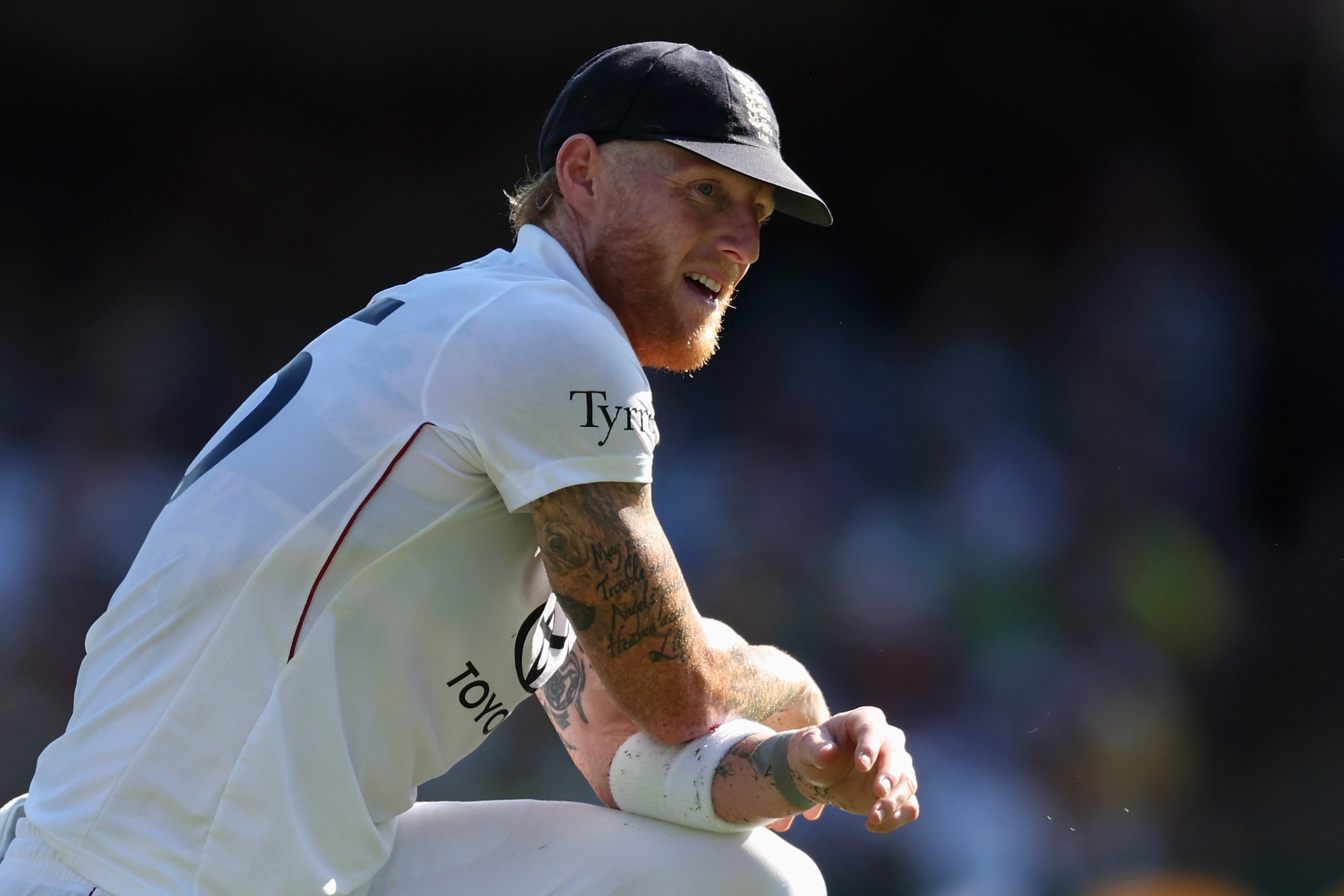 Ben Stokes se apoya en su rodilla y mira a lo lejos.