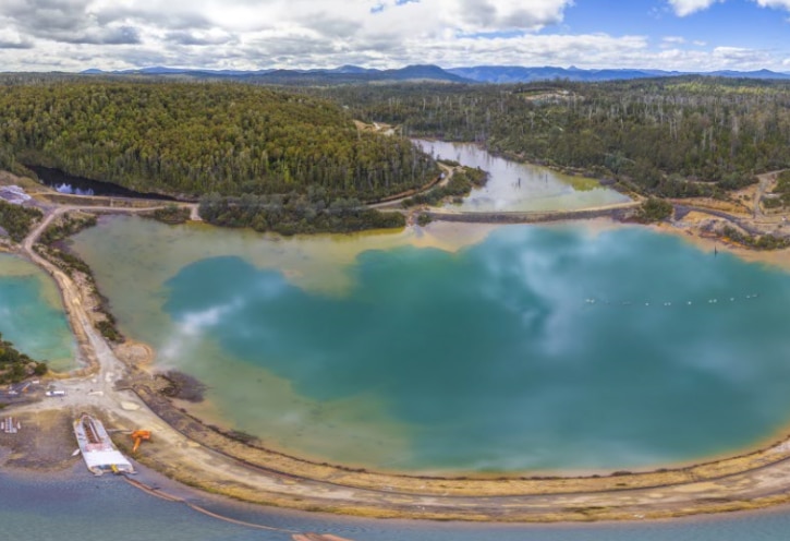 Una calzada azul verdosa con caminos en los bordes.