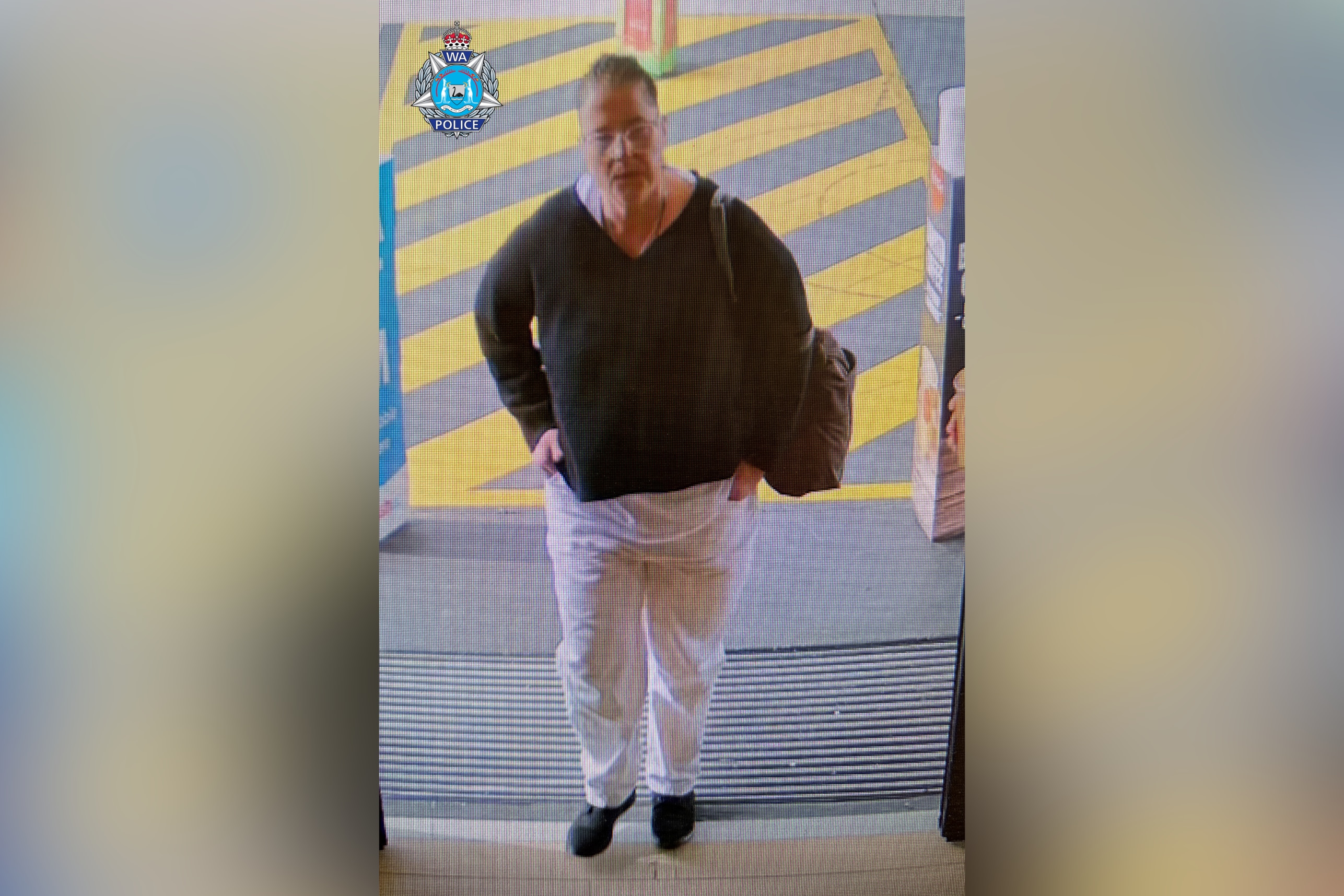 Μια εικόνα CCTV δείχνει μια γυναίκα να φορά γυαλιά, ανοιχτόχρωμα παντελόνια και μαύρα παπούτσια.