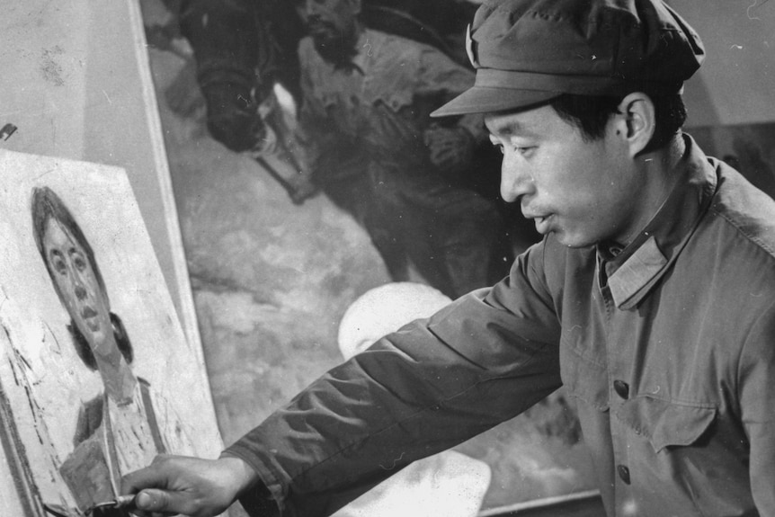 沈嘉蔚曾是中国人民解放军的一名宣传艺术家，从事士兵形象的创作。