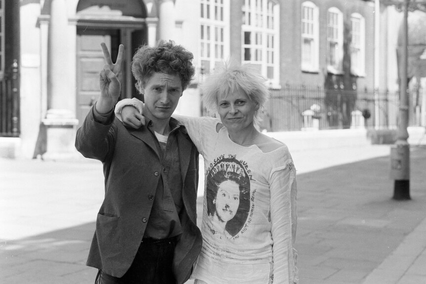 Malcolm McLaren and Vivienne Westwood stand together outside a court house in the blacka nd white image