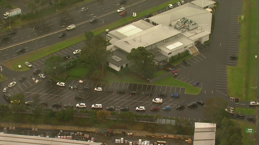 Cars turn up in droves to get tested at Crossroads Hotel pop-up clinic ...