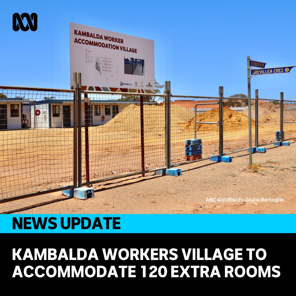 Construção de um campo de mineração atrás de um terreno cercado.  