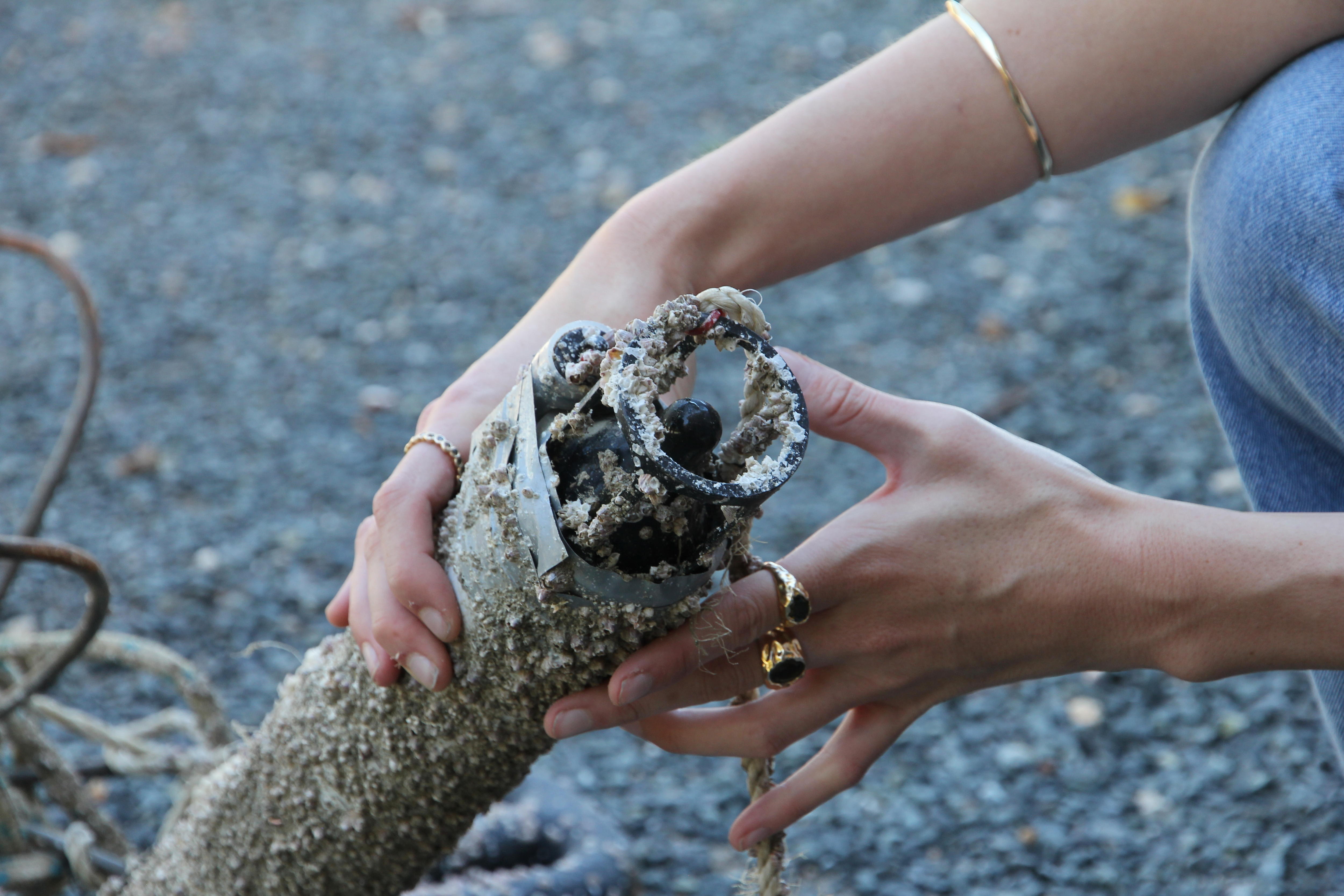 Mão segurando um dispositivo coberto de vernizes