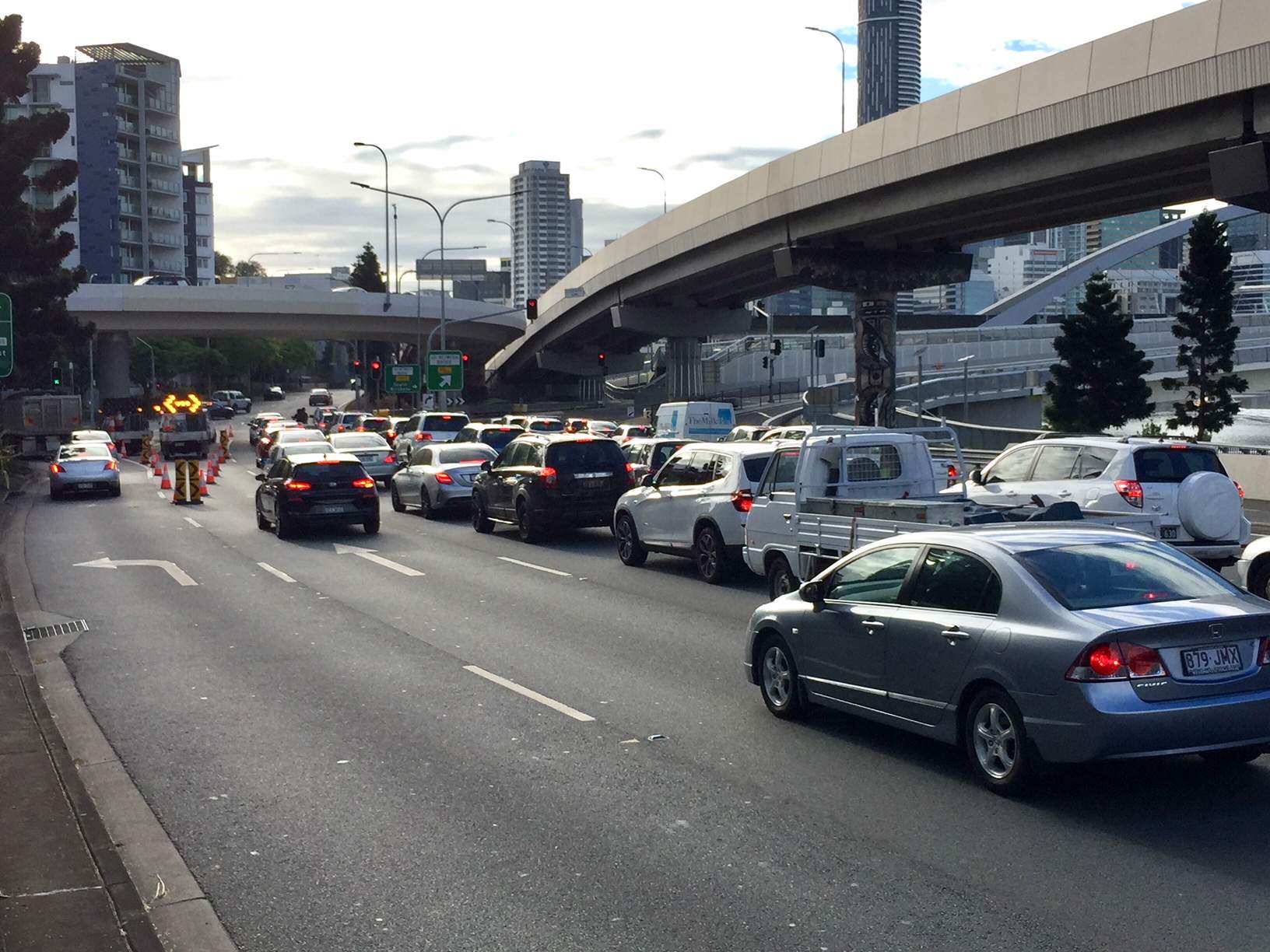Brisbane traffic chaos after Coronation Drive crash takes out traffic