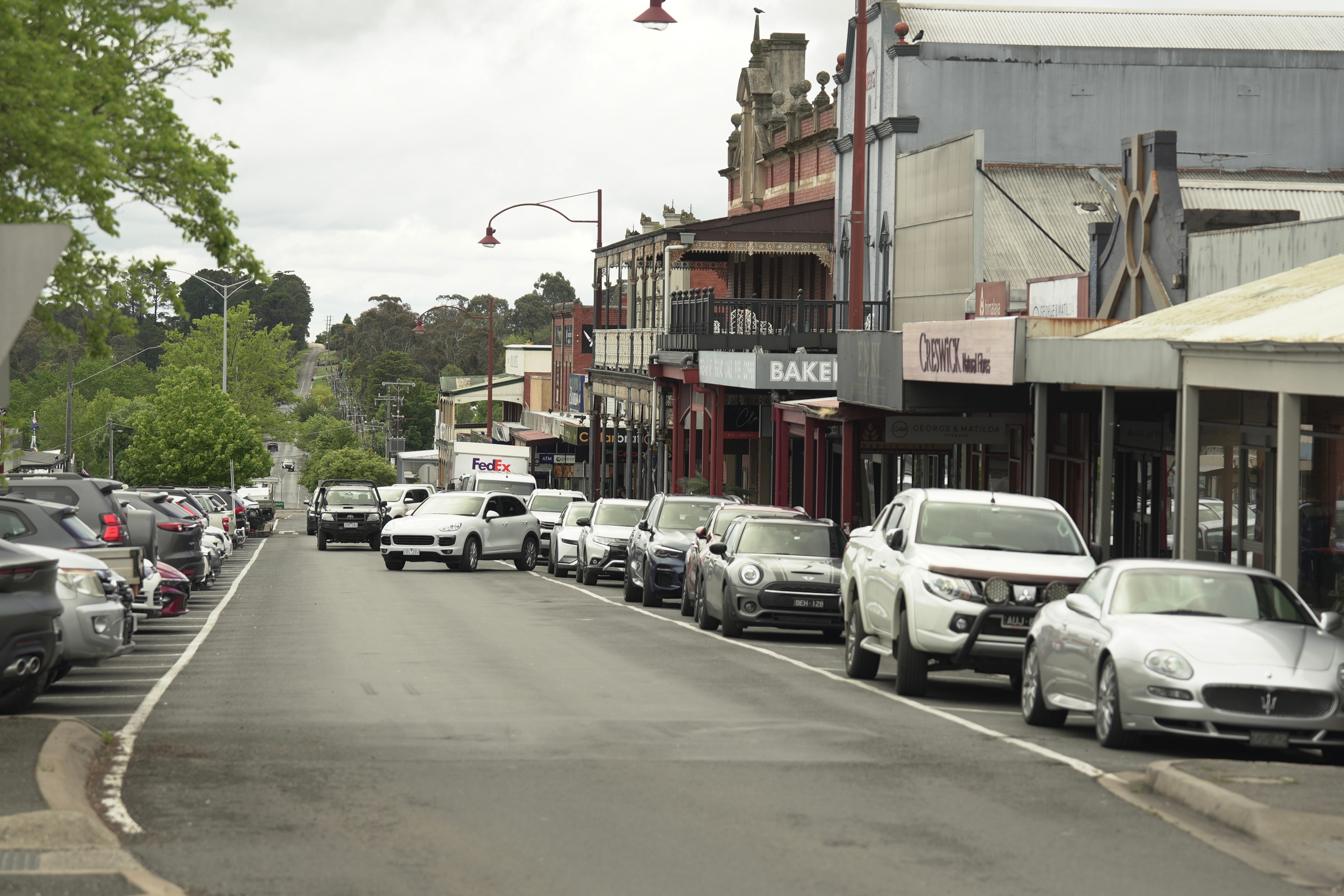 La calle principal de la ciudad turística de Daylesford, vista en un día nublado.