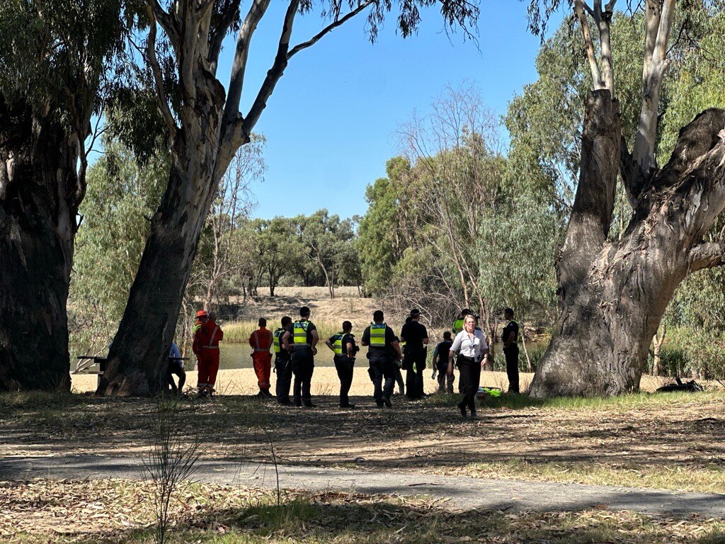 Emergency services search for man missing in Murray River at Mildura ...