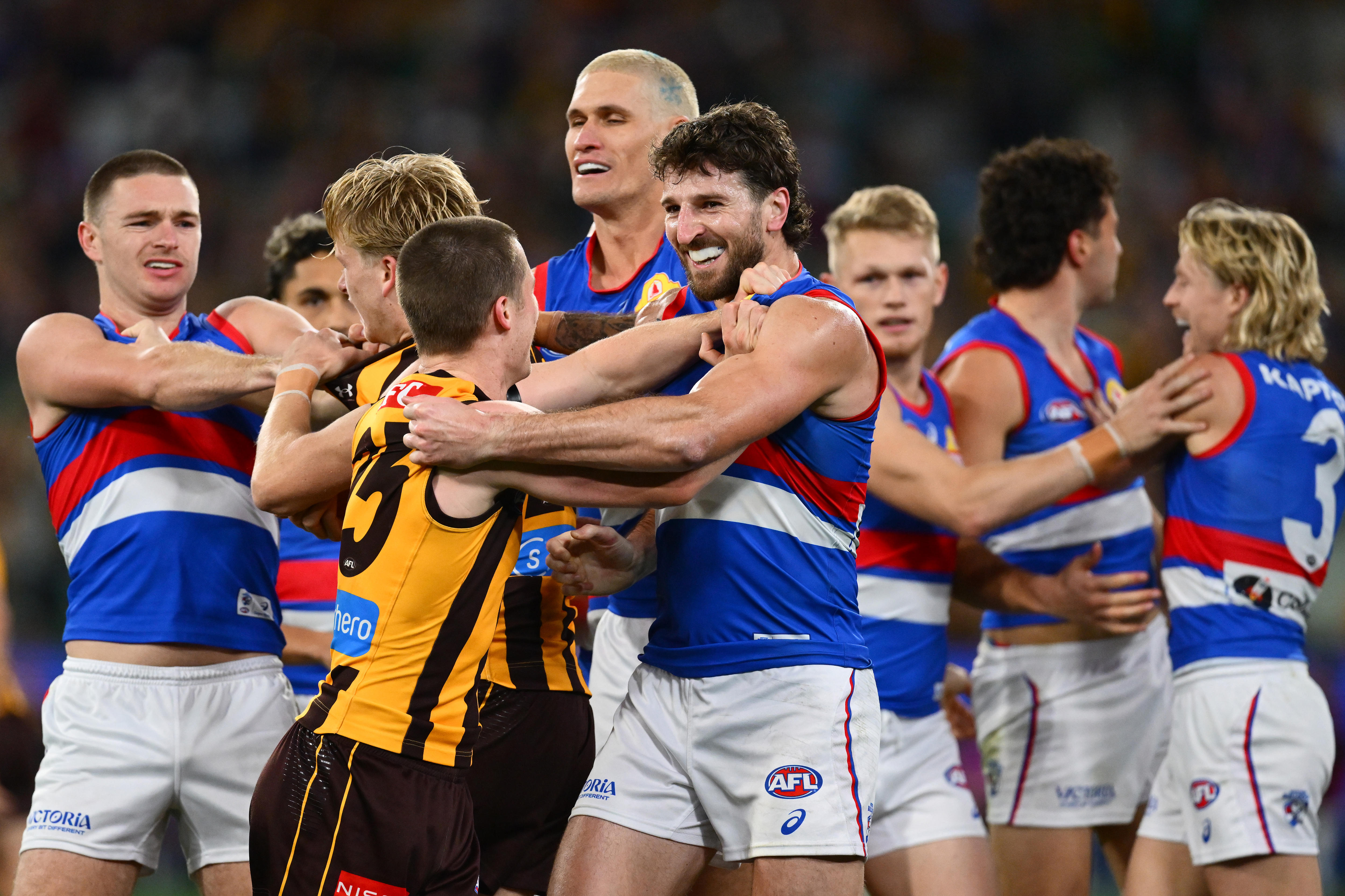 Live: Bulldogs strike back after half-time in fiery clash against Hawks