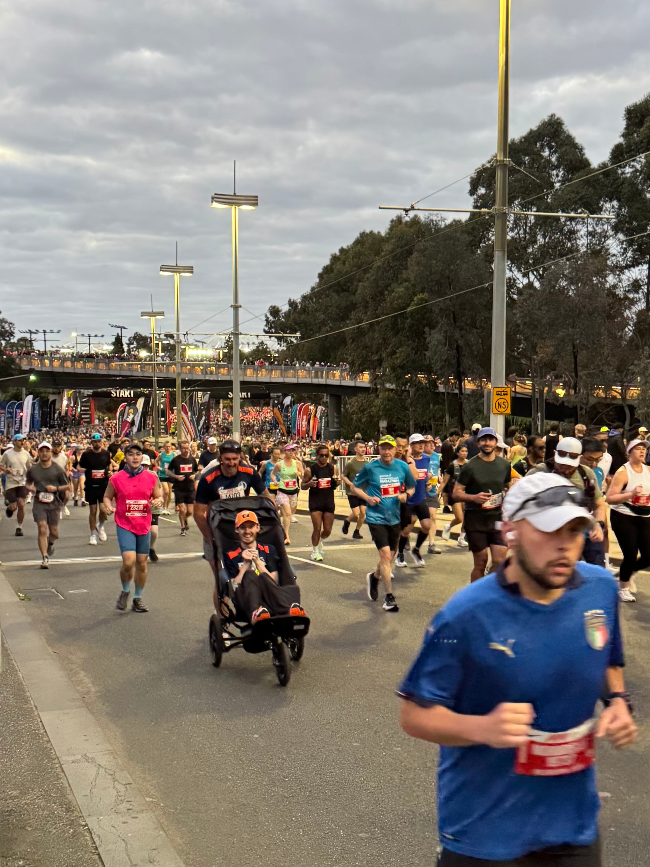 Man pushes cousin 42km in Melbourne Marathon, carries him over line