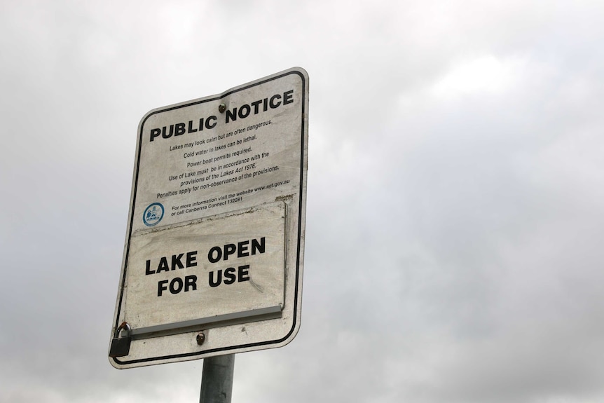 A sign informs visitors that the lake is open.