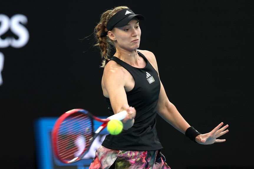 Elena Rybakina 在澳网决赛中打正手。