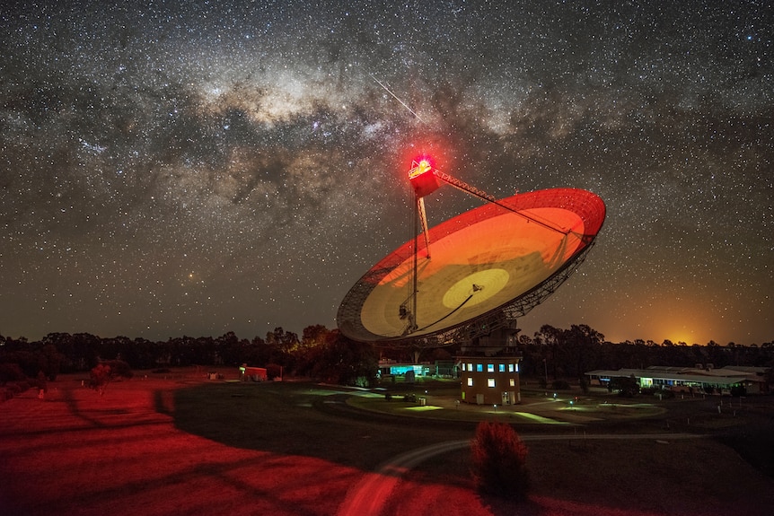 Parkes radio telescope (Murriyang) at night