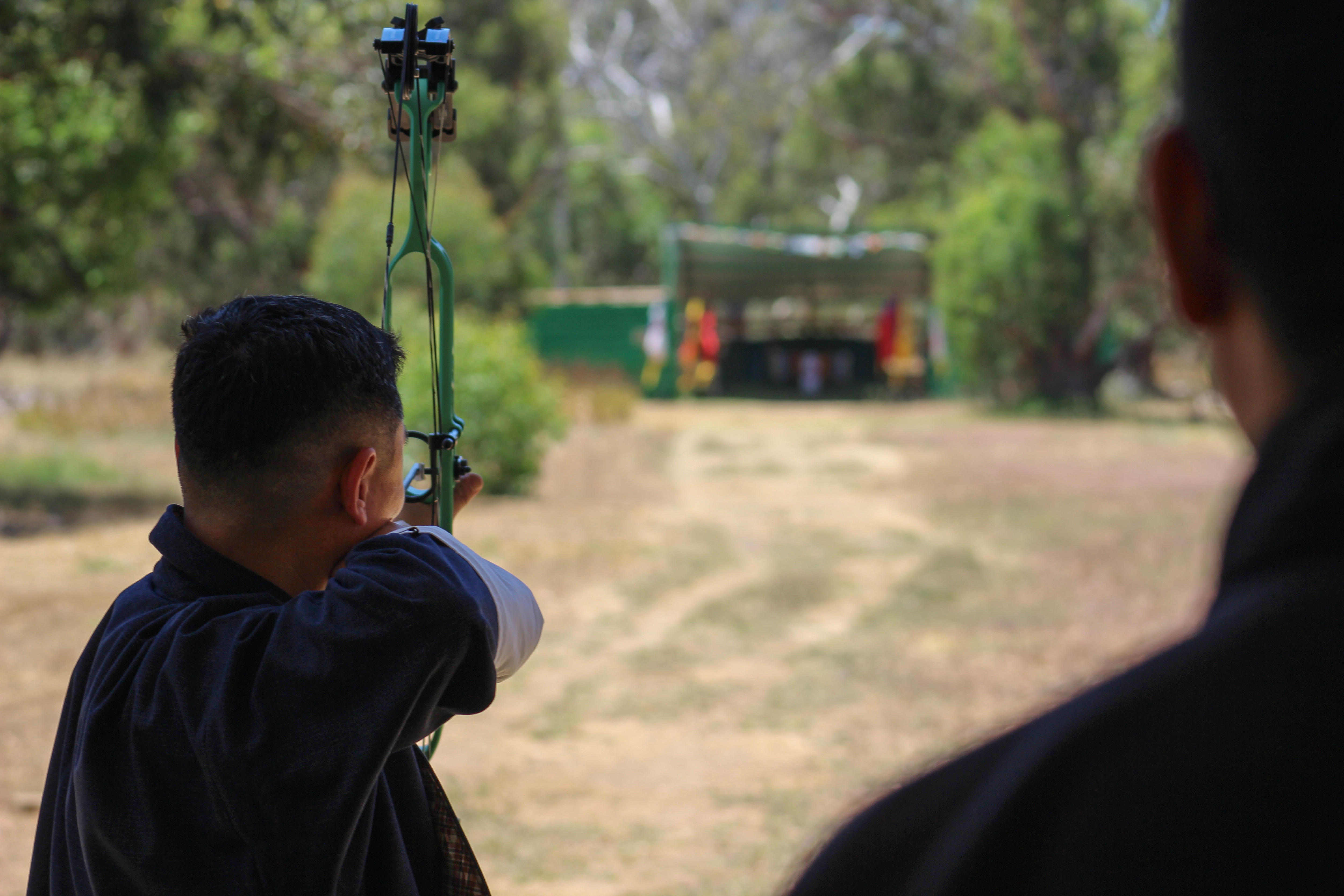   Arqueiro butanês se prepara para atacar 