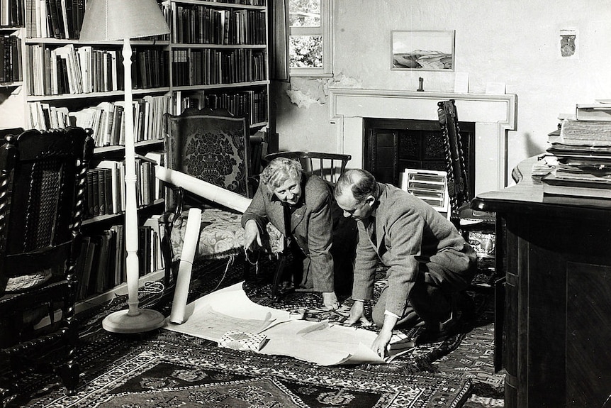 Агата Кристи изучава документи със съпруга си, археолога Макс Малоуан (1904-1978), в библиотеката на дома си през 1946 г. 