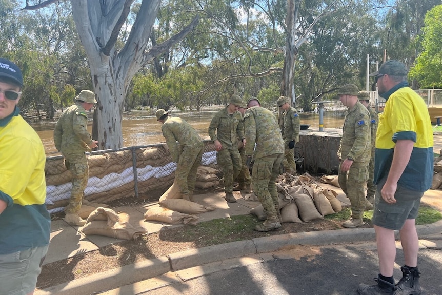 Australian Defence Force personnel assist with sandbags in Echuca. 