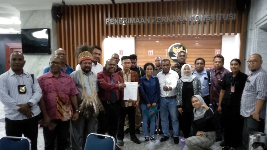 Koalisi Advokat untuk Kebenaran dan Keadilan Rakyat Papua ketika pertama kali menyerahkan berkas di MK medio April lalu.