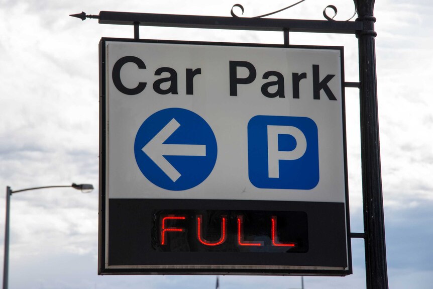 A sign indicating that a car park is full.