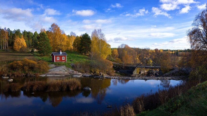 Finland in autumn, with a small mökki (holiday house) beside one of the country's many lakes. (Pixabay: Finmiki)