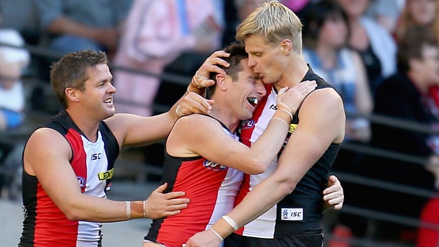 Riewoldt embraces Milne in final match