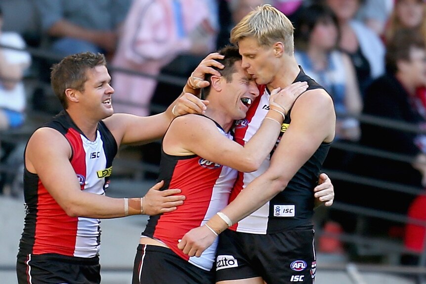 Riewoldt embraces Milne in final match