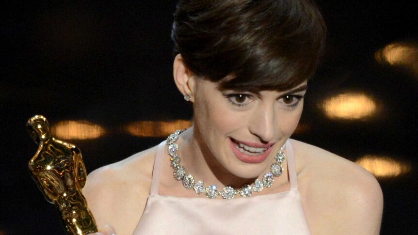 Anne Hathaway accepts her Best Supporting Actress Oscar.