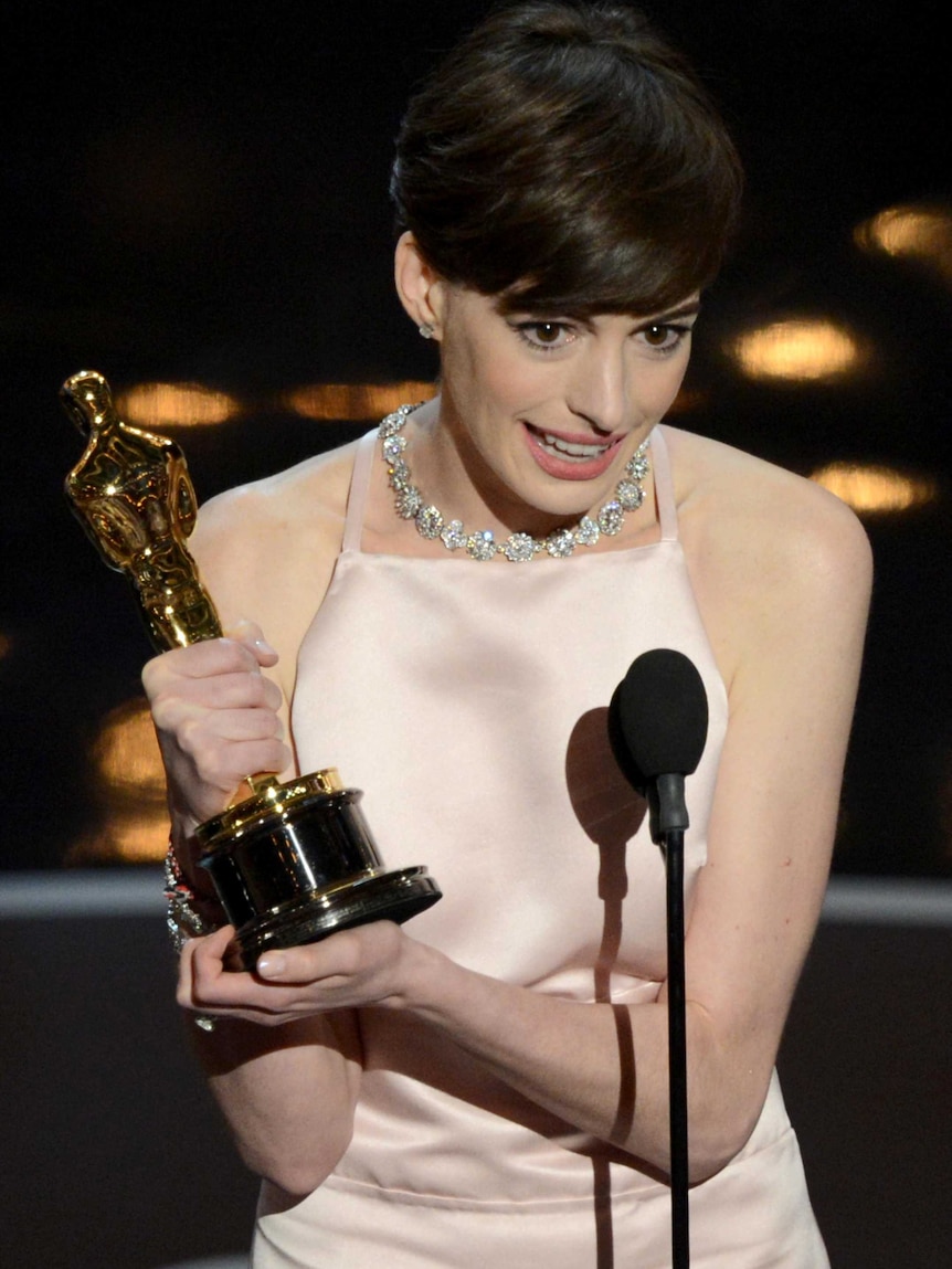 Anne Hathaway accepts her Best Supporting Actress Oscar.