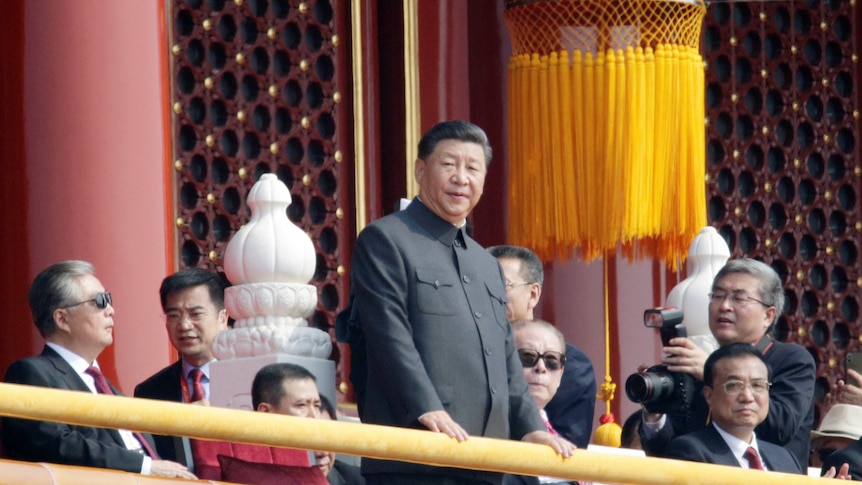 Xi Jinping stands, with Jiang Zemin and Hu Jintao behind him 