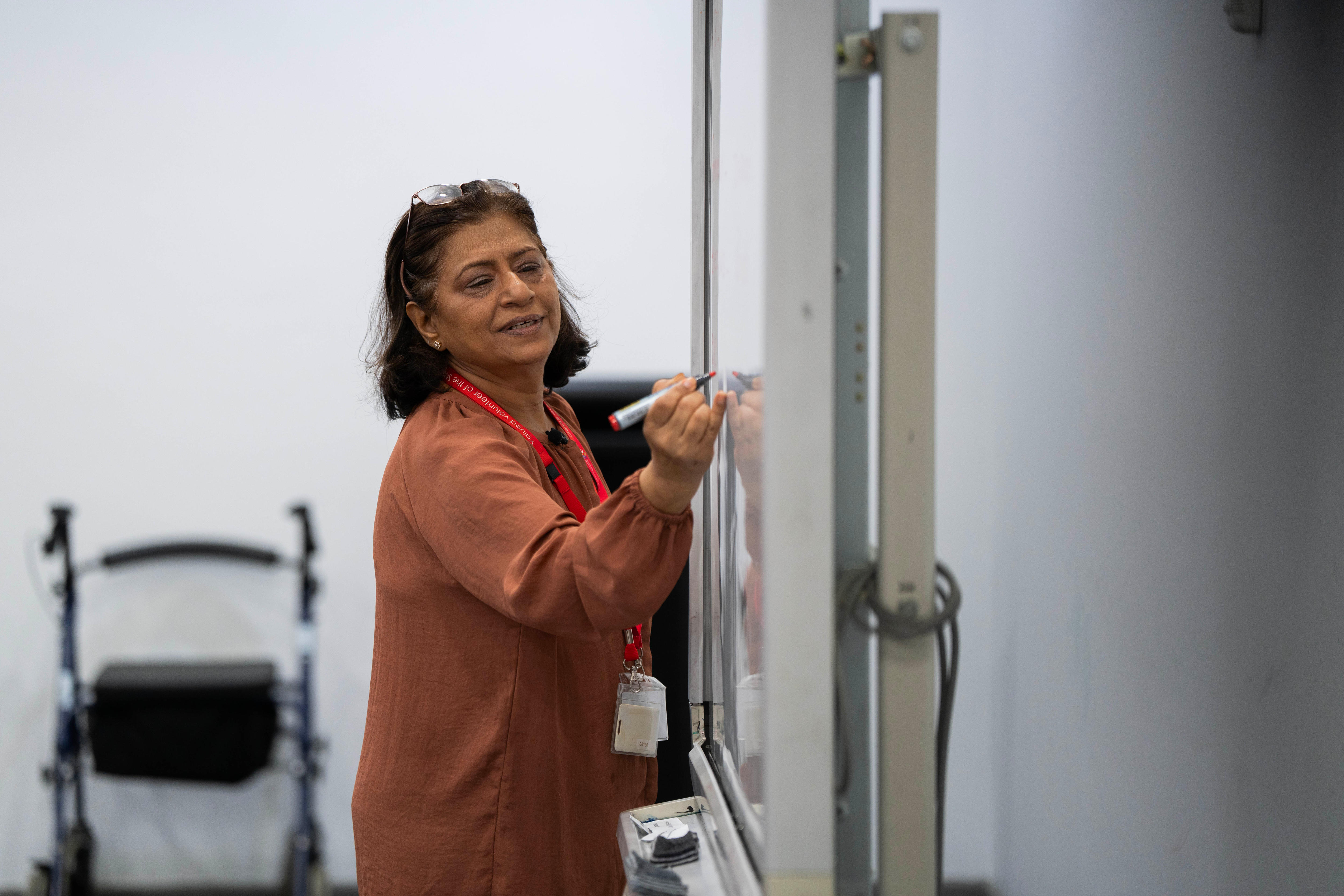 Nina escribe en la pizarra de clase.