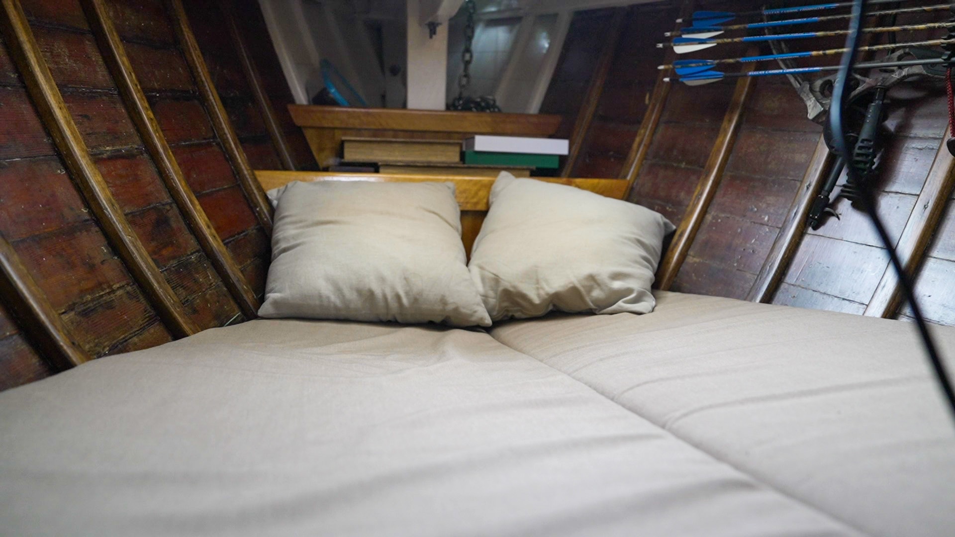 Una foto de almohadas sobre una cama en un pequeño yate.