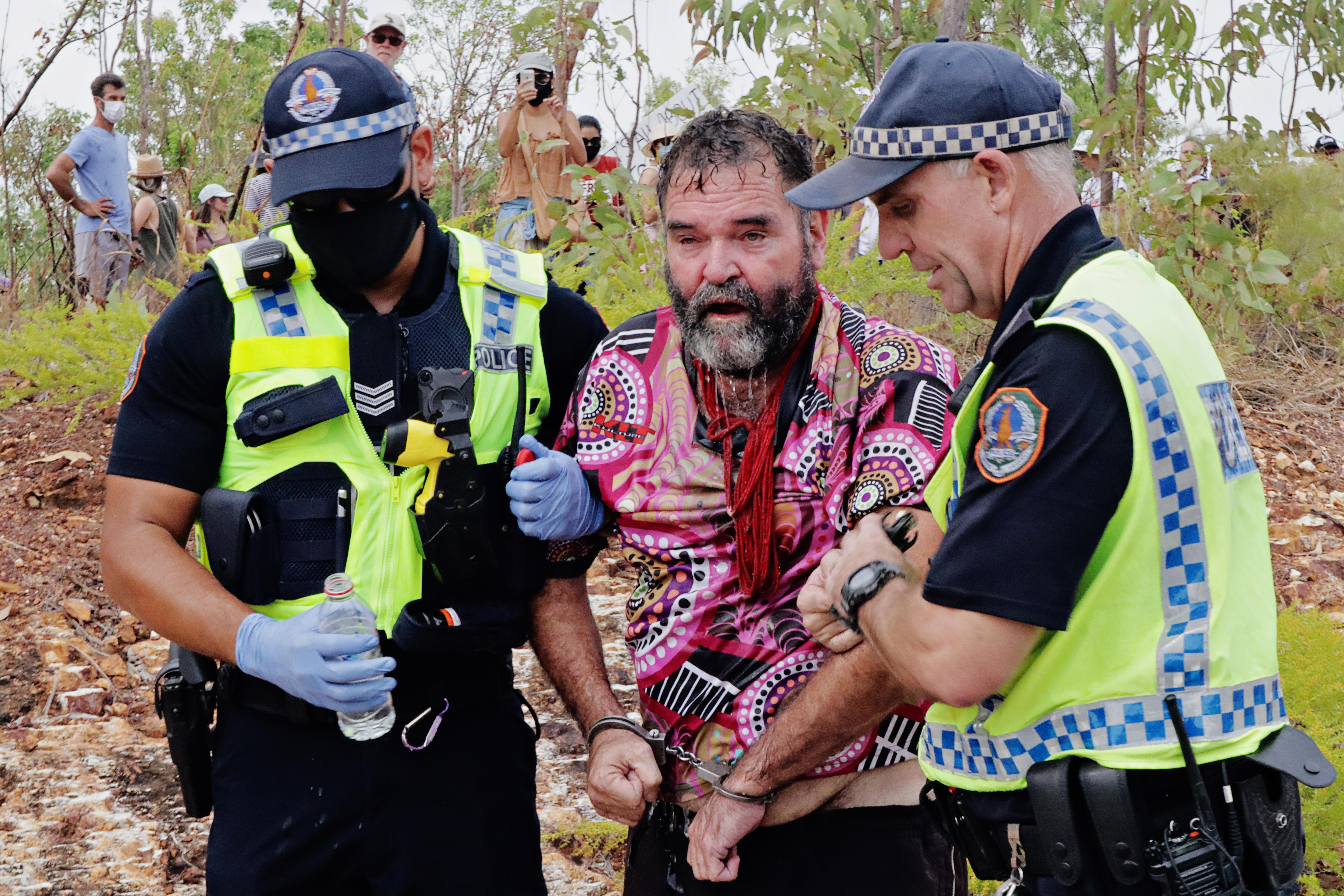 NT police use pepper spray on protestors at anti-vaccine rally in Darwin, arrest seven - ABC News
