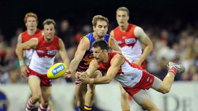 Malceski disposes of the footy