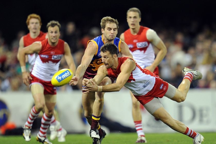 Malceski disposes of the footy