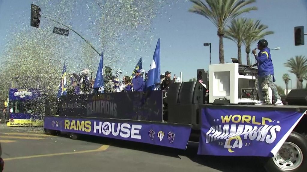 Matthew Stafford turns away as Rams parade photographer falls