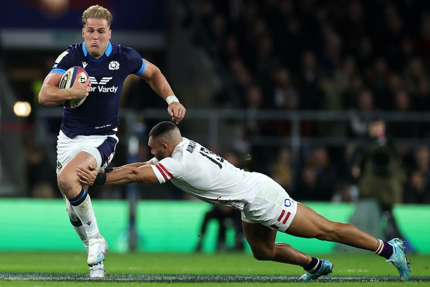 Duhan van der Merwe runs with the ball under his arm