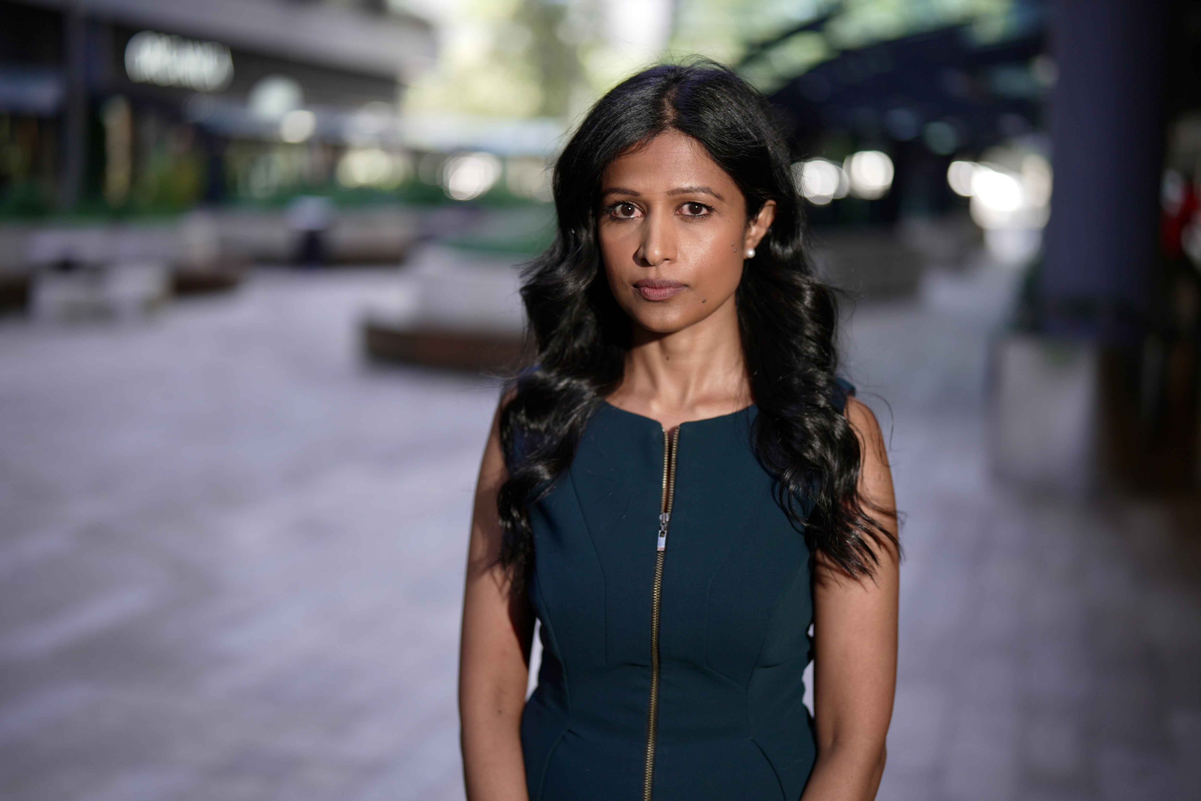 Dr. Pramudie Gunaratne pesquisador de saúde mental sentado em um ambiente fechado olhando para a câmera