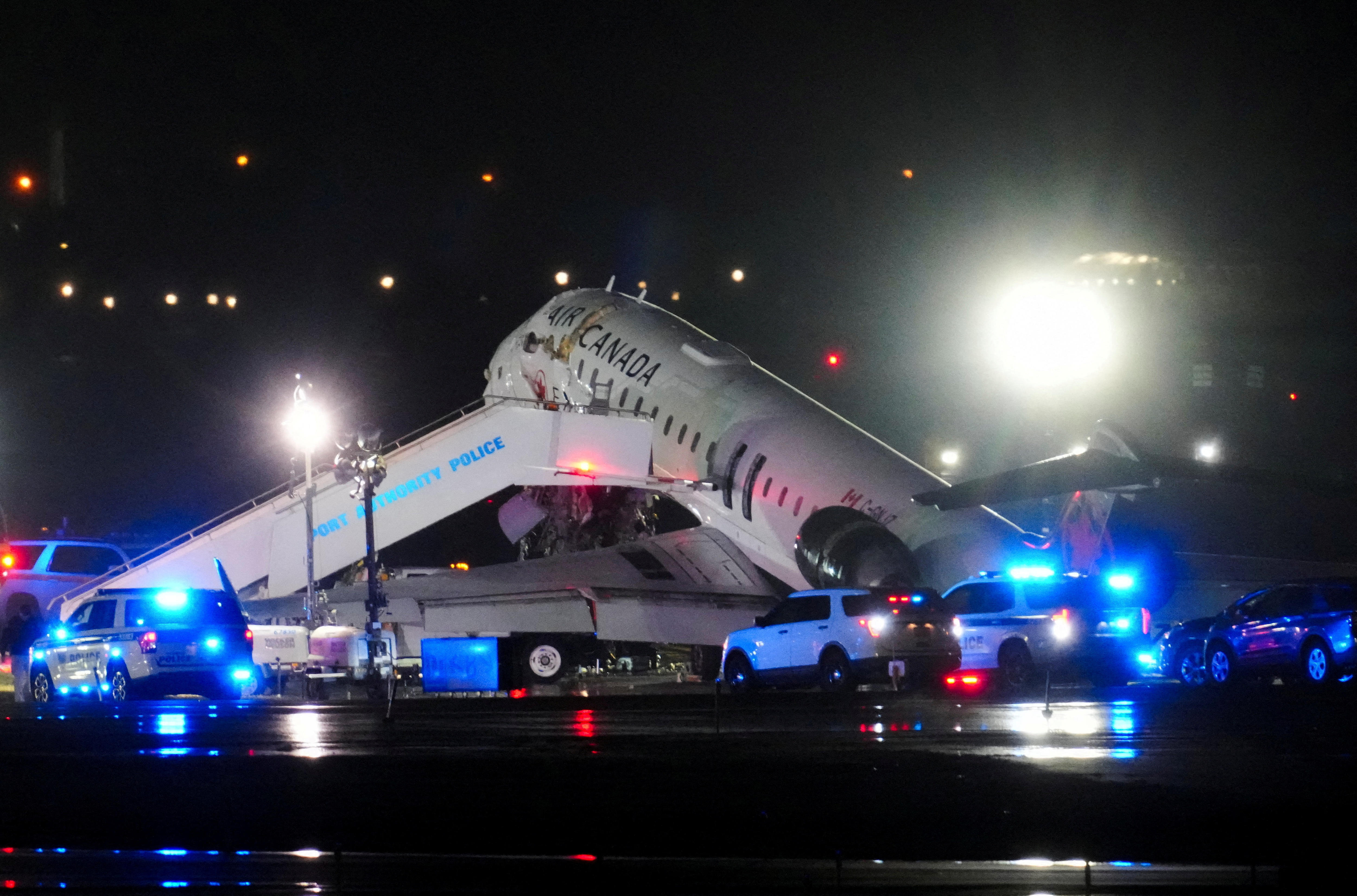 NTSB : Le contrôleur a autorisé le camion avant le crash de LaGuardia